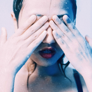 美女扒开尿口无遮挡教师厕所
