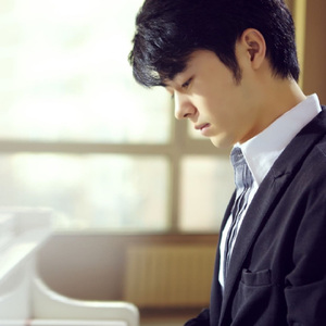 美女扒开尿口无遮挡教师厕所
